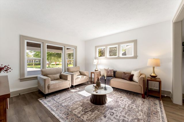 424 Van Raalte Avenue, Holland City, MI 49423