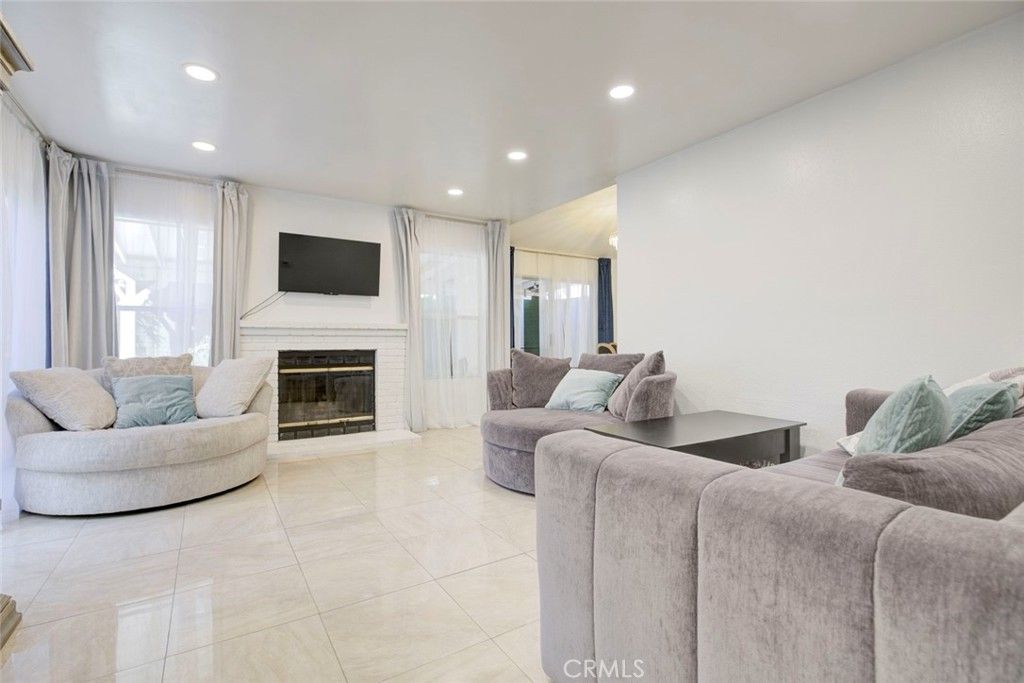 Image 10 of property listing at 12325 Sweetbriar, Pacoima, CA 91331