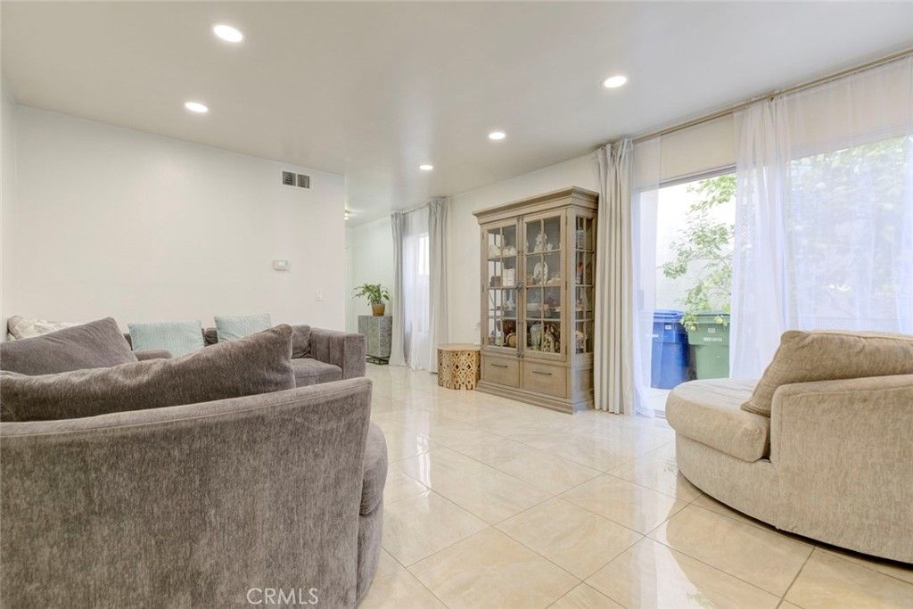 Image 11 of property listing at 12325 Sweetbriar, Pacoima, CA 91331