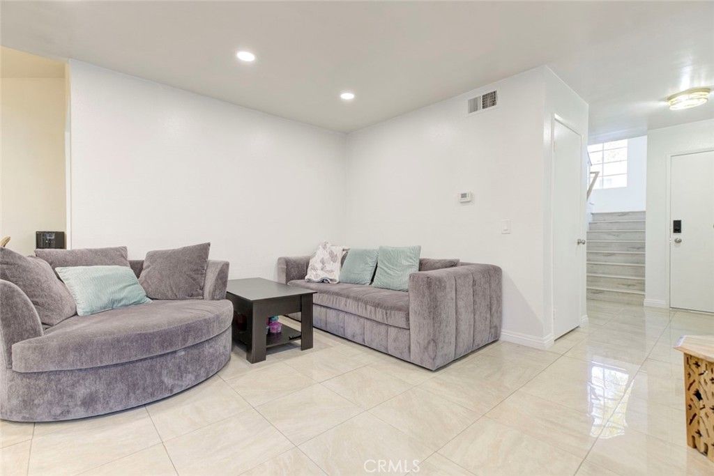 Image 12 of property listing at 12325 Sweetbriar, Pacoima, CA 91331