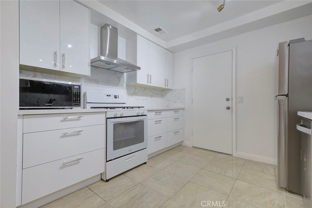 Image 16 of property listing at 12325 Sweetbriar, Pacoima, CA 91331