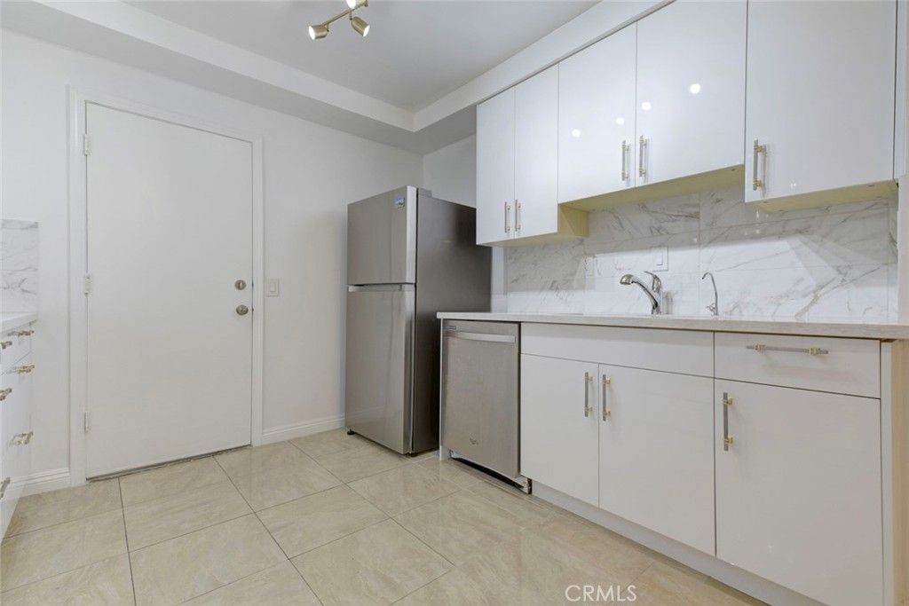 Image 17 of property listing at 12325 Sweetbriar, Pacoima, CA 91331