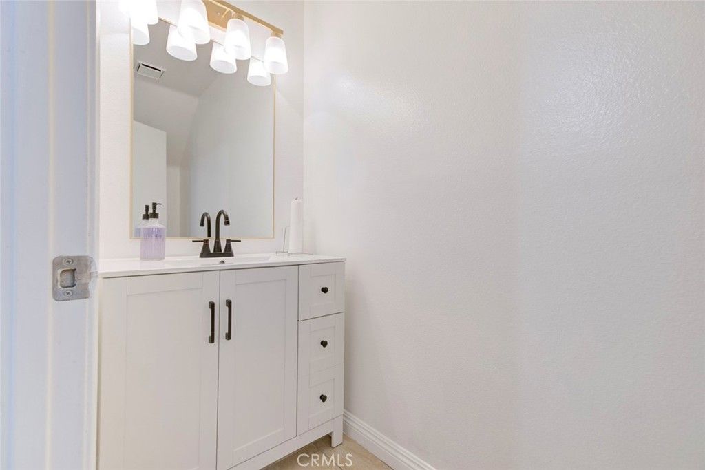 Image 8 of property listing at 12325 Sweetbriar, Pacoima, CA 91331