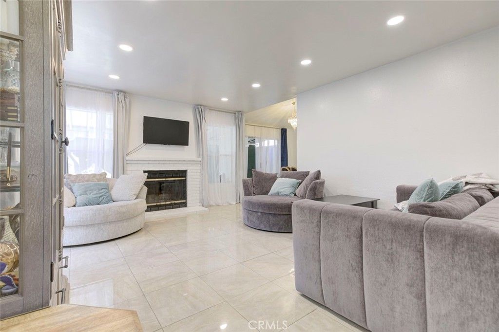 Image 9 of property listing at 12325 Sweetbriar, Pacoima, CA 91331