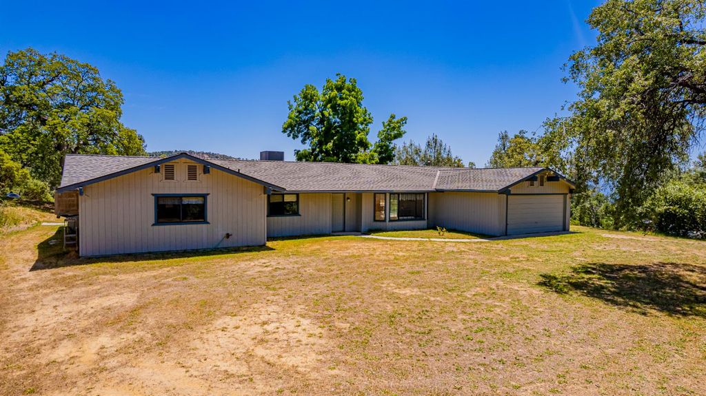 Image 1 of property listing at 47457 Road 620, Oakhurst, CA 93644