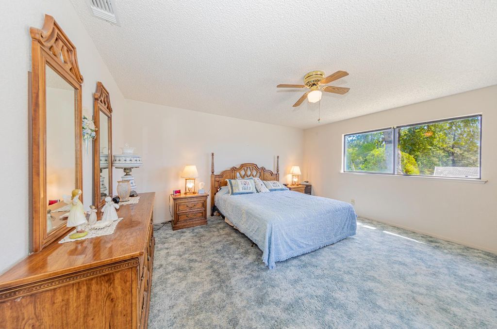 Image 14 of property listing at 47457 Road 620, Oakhurst, CA 93644