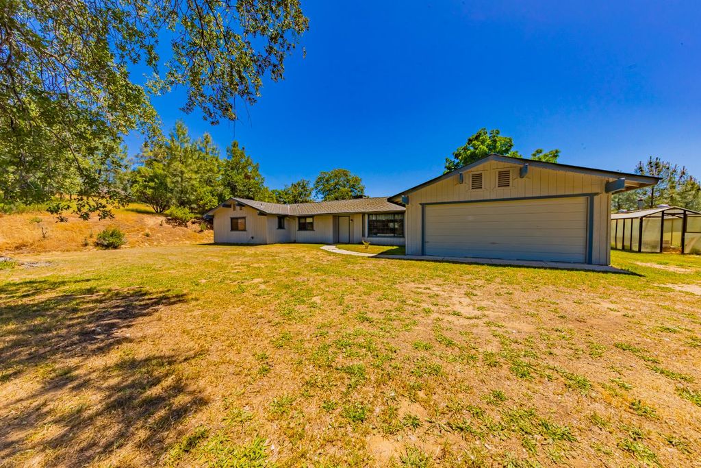 Image 2 of property listing at 47457 Road 620, Oakhurst, CA 93644