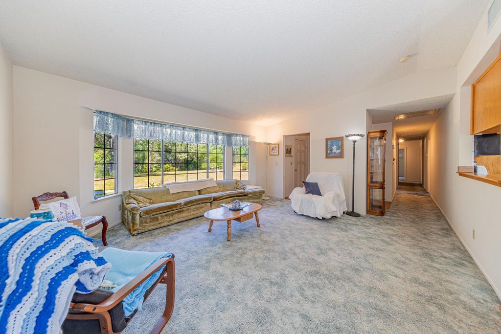 Image 21 of property listing at 47457 Road 620, Oakhurst, CA 93644