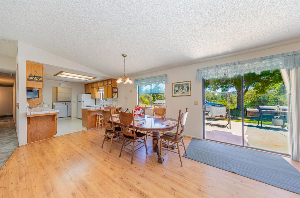 Image 27 of property listing at 47457 Road 620, Oakhurst, CA 93644