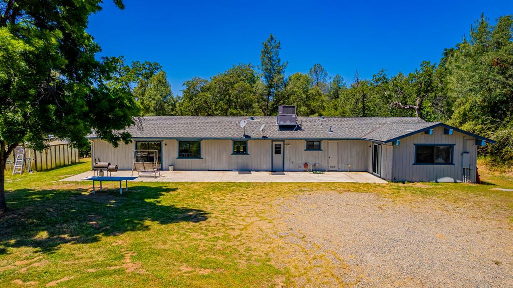 Image 3 of property listing at 47457 Road 620, Oakhurst, CA 93644