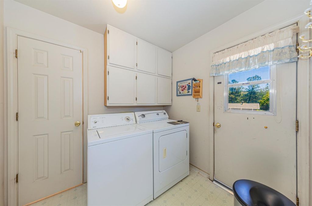 Image 32 of property listing at 47457 Road 620, Oakhurst, CA 93644