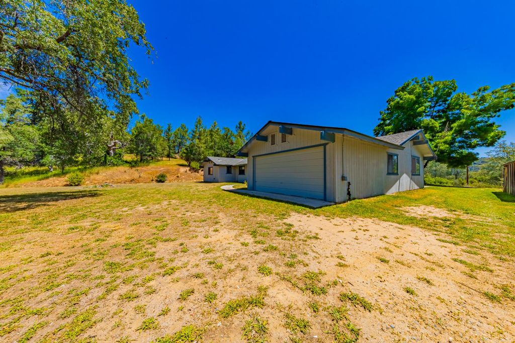 Image 35 of property listing at 47457 Road 620, Oakhurst, CA 93644
