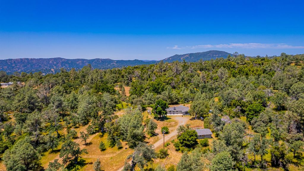 Image 4 of property listing at 47457 Road 620, Oakhurst, CA 93644