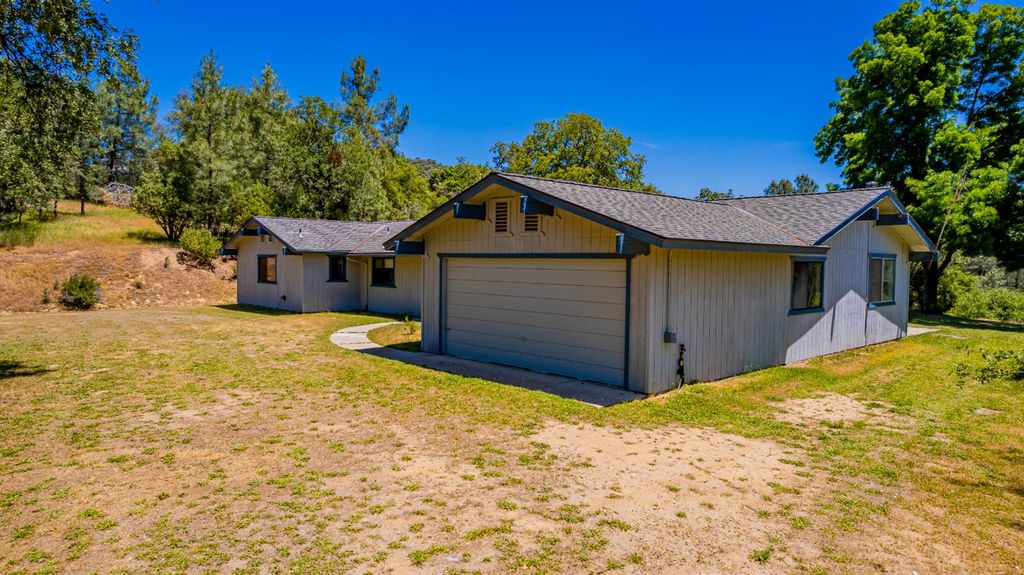 Image 50 of property listing at 47457 Road 620, Oakhurst, CA 93644