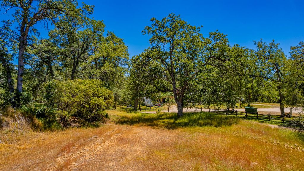 Image 57 of property listing at 47457 Road 620, Oakhurst, CA 93644