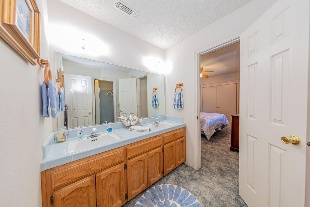 Image 7 of property listing at 47457 Road 620, Oakhurst, CA 93644