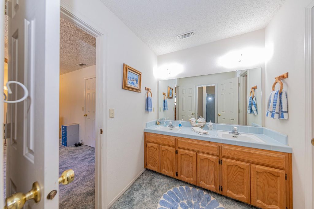 Image 9 of property listing at 47457 Road 620, Oakhurst, CA 93644