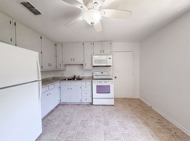 1213 S Ridgeway Drive, Cleburne, TX 76033
