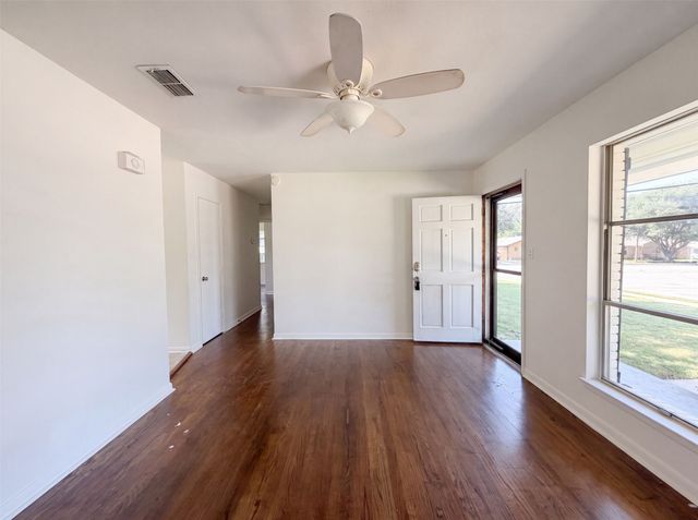 1213 S Ridgeway Drive, Cleburne, TX 76033