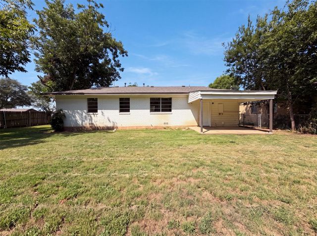 1213 S Ridgeway Drive, Cleburne, TX 76033