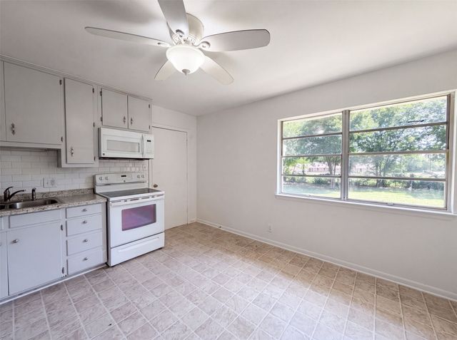 1213 S Ridgeway Drive, Cleburne, TX 76033