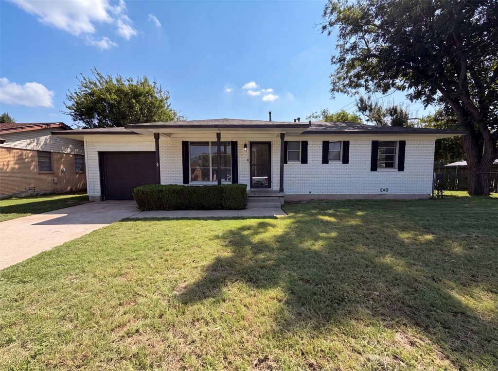 1213 S Ridgeway Drive, Cleburne, TX 76033
