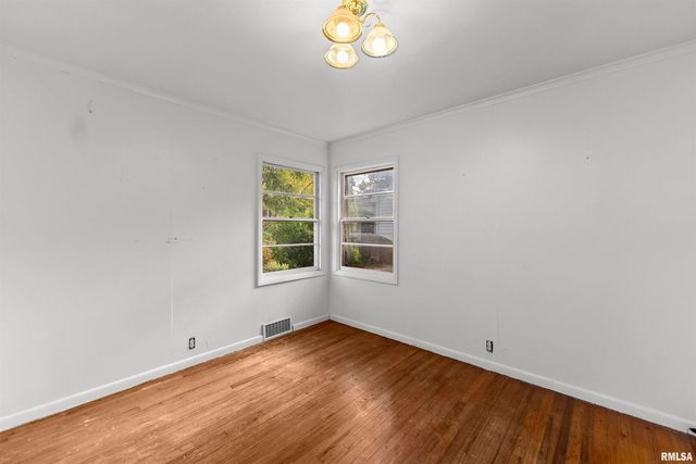 1115 N 4TH Street, Clinton, IA 52732