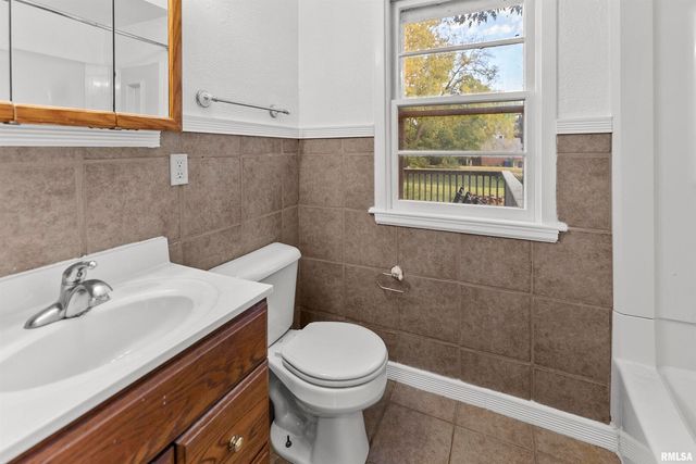 1115 N 4TH Street, Clinton, IA 52732