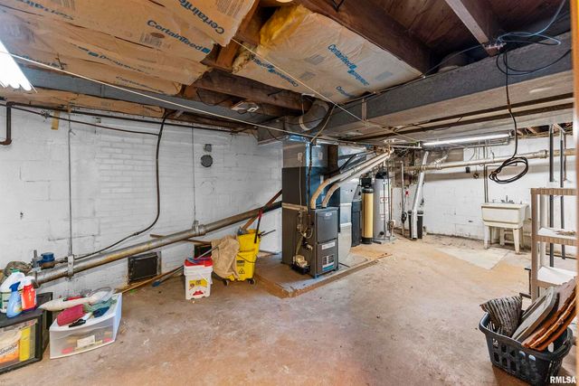 1115 N 4TH Street, Clinton, IA 52732