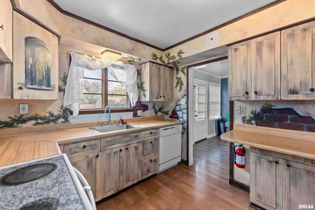 1115 N 4TH Street, Clinton, IA 52732