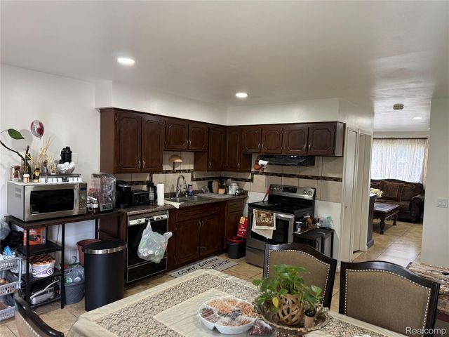 14804 El Dorado Terrace 22, Warren, MI 48088