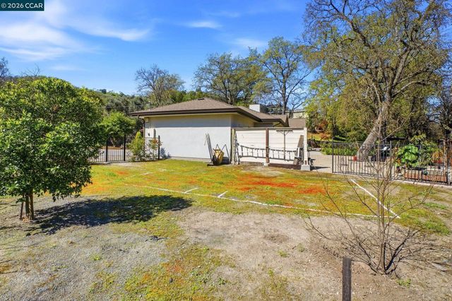 8 Simo Street, Alamo, CA 94507