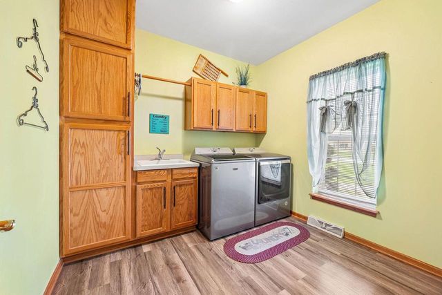 238 E Redding CIRCLE, Belgium, WI 53004