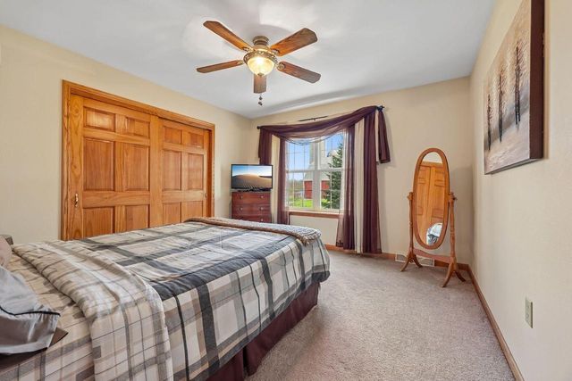 238 E Redding CIRCLE, Belgium, WI 53004