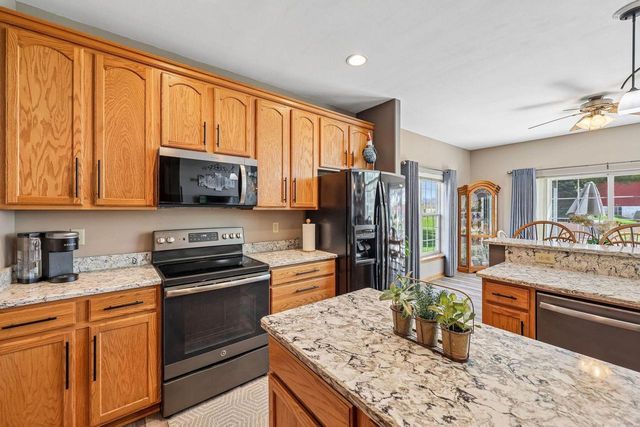 238 E Redding CIRCLE, Belgium, WI 53004