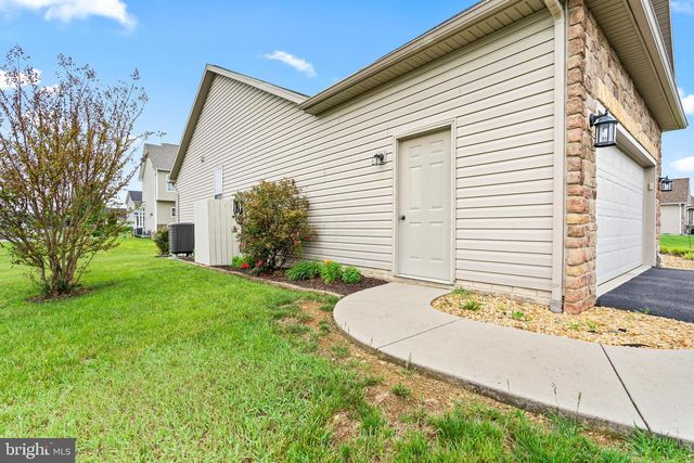 122 BALMORAL LN, Martinsburg, WV 25404