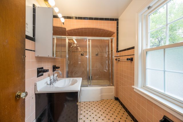 2701 W Fitch Avenue, Chicago, IL 60645