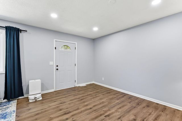 879 Iowa Avenue W, Saint Paul, MN 55117