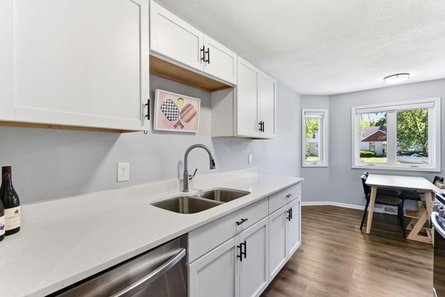 879 Iowa Avenue W, Saint Paul, MN 55117