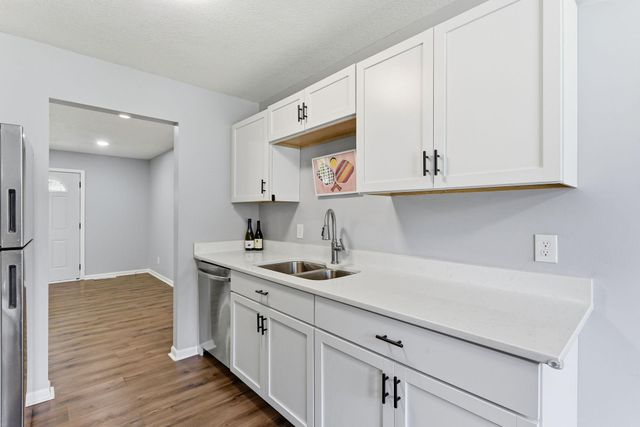 879 Iowa Avenue W, Saint Paul, MN 55117