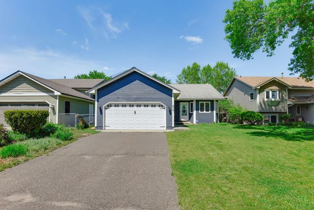 879 Iowa Avenue W, Saint Paul, MN 55117