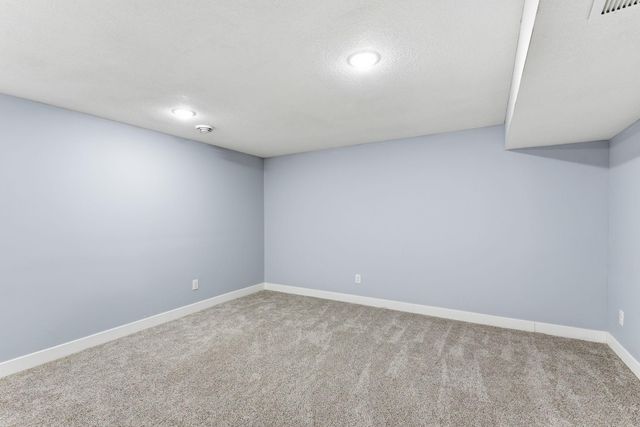 879 Iowa Avenue W, Saint Paul, MN 55117