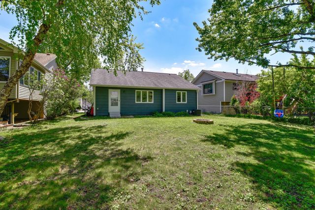 879 Iowa Avenue W, Saint Paul, MN 55117