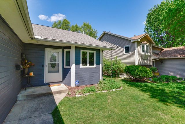 879 Iowa Avenue W, Saint Paul, MN 55117