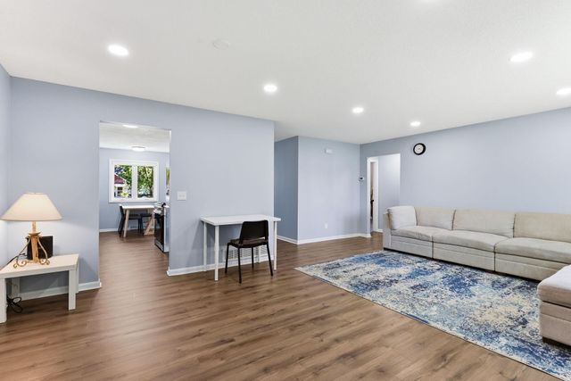 879 Iowa Avenue W, Saint Paul, MN 55117