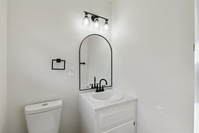 909 Highlander Drive, Moore, OK 73160