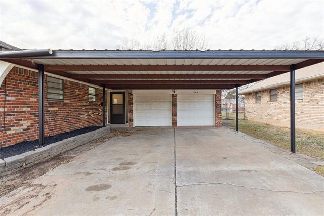 909 Highlander Drive, Moore, OK 73160