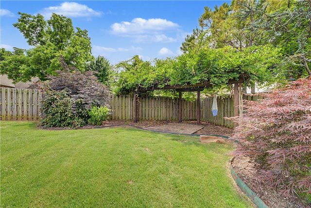 327 N Sandstone Place, Fayetteville, AR 72701