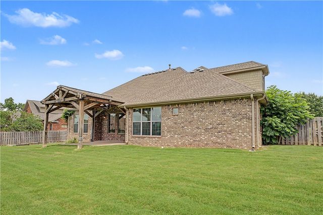 327 N Sandstone Place, Fayetteville, AR 72701
