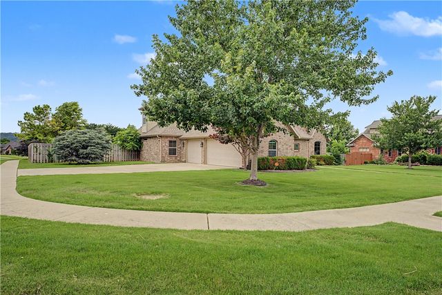 327 N Sandstone Place, Fayetteville, AR 72701